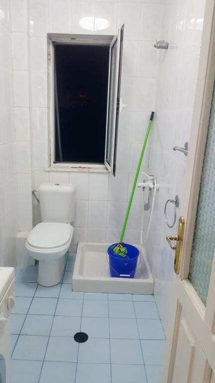 (Senza agenzia - 0 commissioni) Tirana, appartamento in affitto 2+1+Angolo cottura+bagno con finestra, 4º piano, 45.000 Lek (Ali Demi)