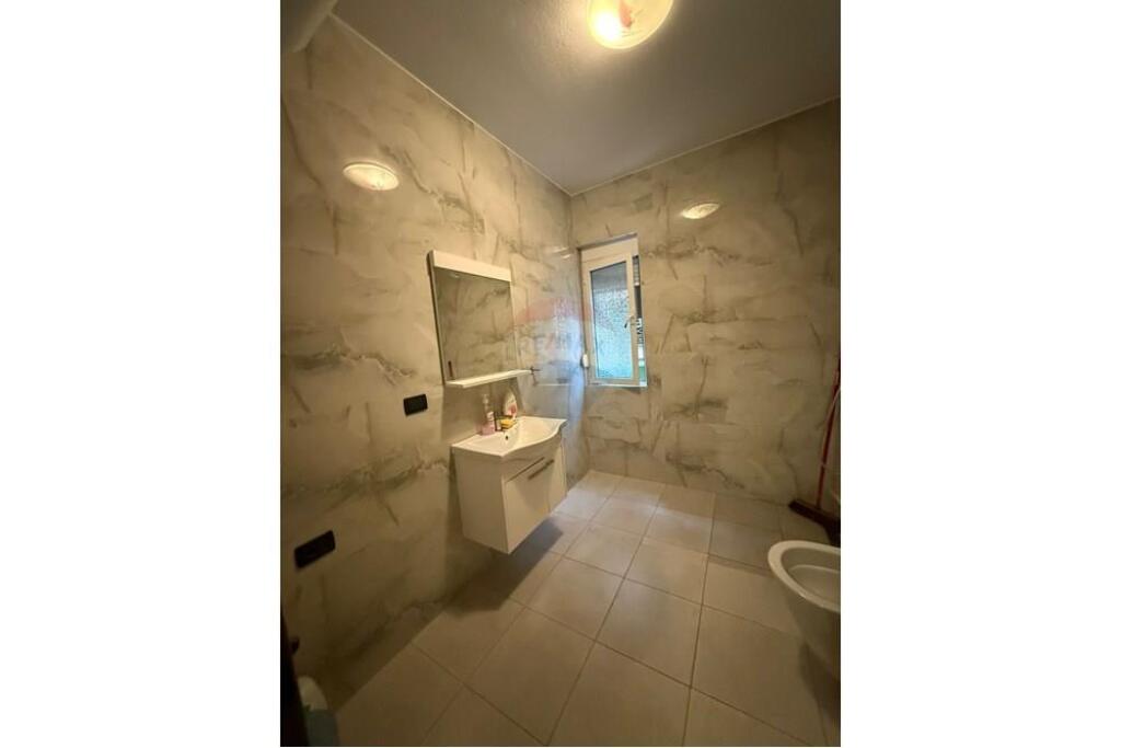 -Spazio ufficio 5+1+2 in affitto a Bllok-