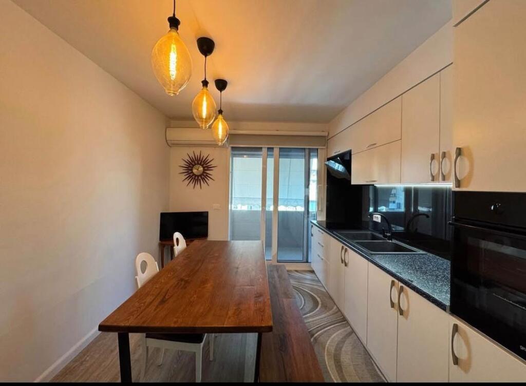 Jepet me qera apartament i tipologjise 2+1, me dy ballkone ne nje nga zonat me te preferuara te Tiranes, ne Bllok, rruga ''Vaso Pasha'', ne vleren 110,000 leke ne muaj. Apartamenti ndodhet neBllok