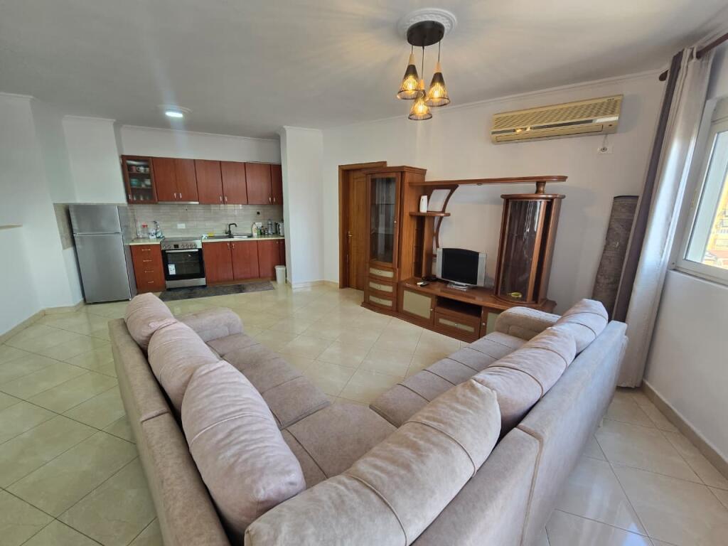 *APARTAMENT 2+1+Verande | ME QIRA | Rruga e Barrikadave*
