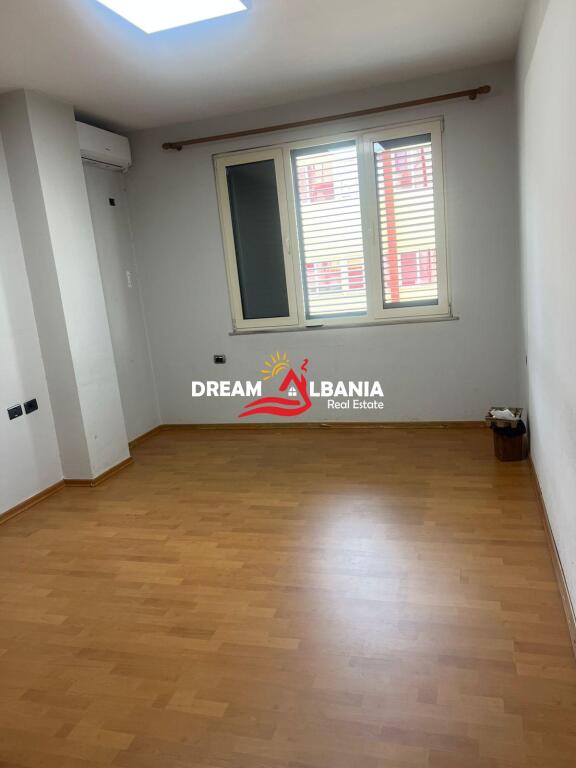 Ambjent bosh 3+1 me qera ne Qender prane Bulevardit Zogu i Pare (ID 4231263)