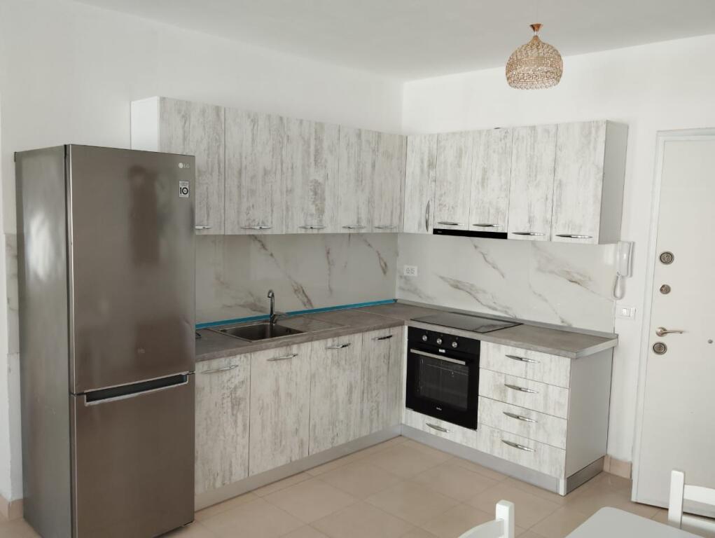 Rr “5-Maj”, jepet me qira apartament 2+1! 450 Euro