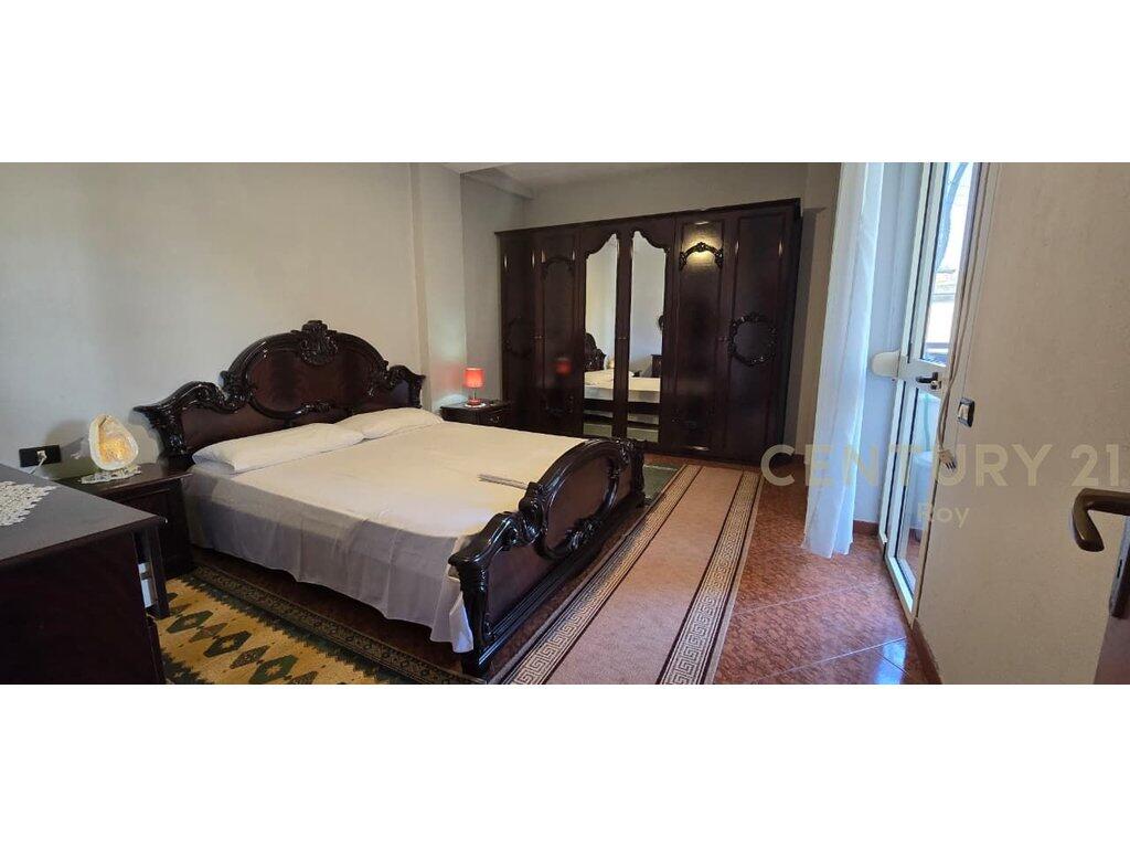 JEPET APARTAMENT 2+1 ME QIRA NE QENDER TE DURRESIT !!!