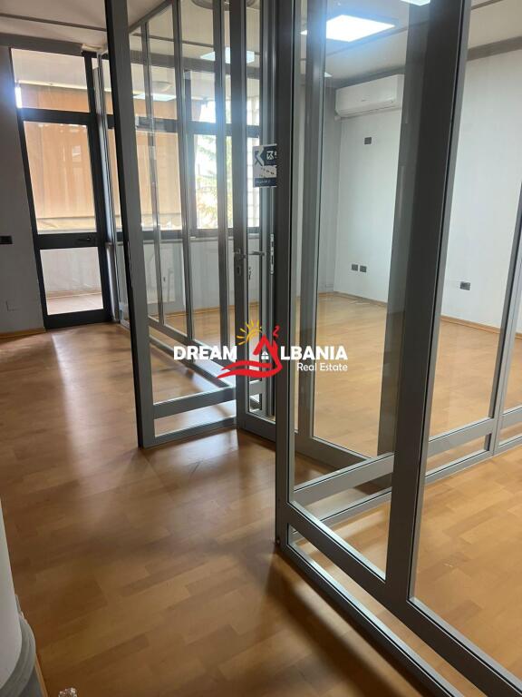 Ambjent bosh 3+1 me qera ne Qender prane Bulevardit Zogu i Pare (ID 4231263)