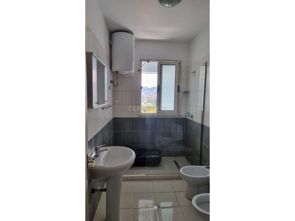 Apartament 1+1 me Qira në zonën e Ish-Parkut, Tiranë – Mundësi perfekte për jetesë të qetë dhe komode!