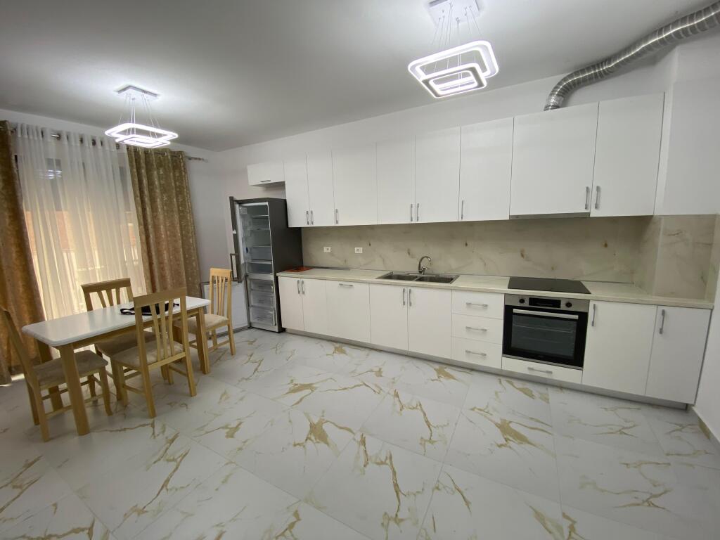 Jepet me qira apartament 2+1+2 – pranë Kompleksit Grand, zona Ish Tregu Elektrik, Tiranë