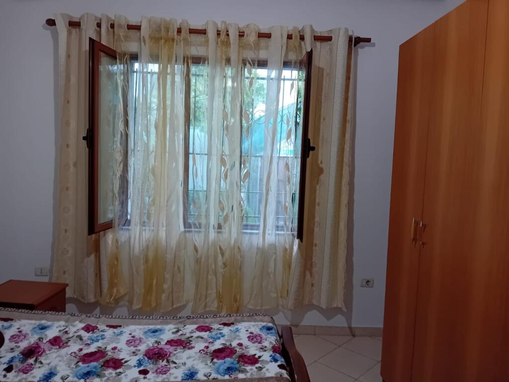 Jepet  me qera 1+1+ gatim- ngrenie+ oborr