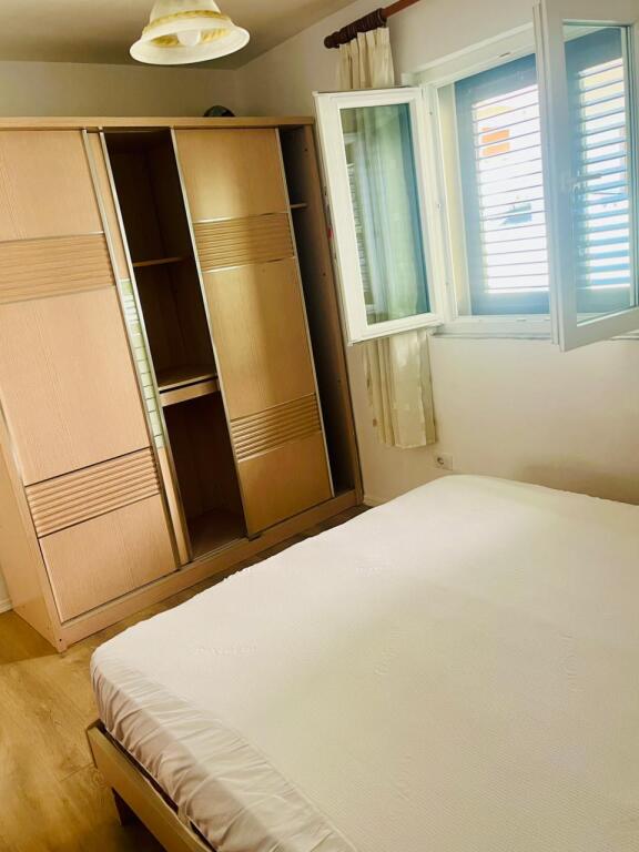 🏢Qyteti Studenti,prane Shkolles 9 -vjecare Bashkim Fino, jepet me qera kati i I-re i nje shtepie private1+1,i mobiluar.500€