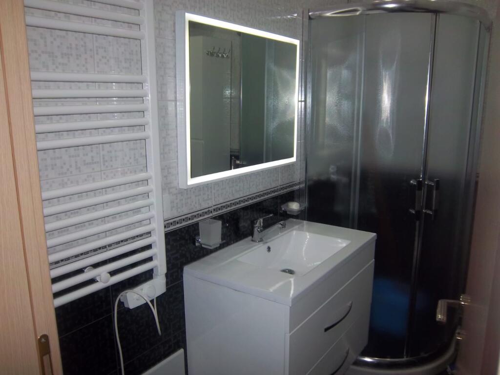 Rruga Ferit Xhajko,prane Ish Restorant Durresit ,jepet me qera apartament 1+1+garazhd,i mobiluar.  600 €