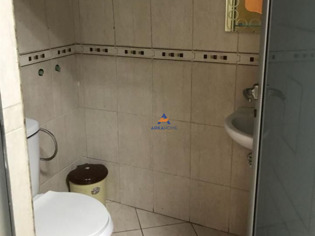 AFFITTASI UFFICIO 100M2 "TIRANA INTERNATIONAL HOTEL, CENTRO" 850 EURO NETTI.