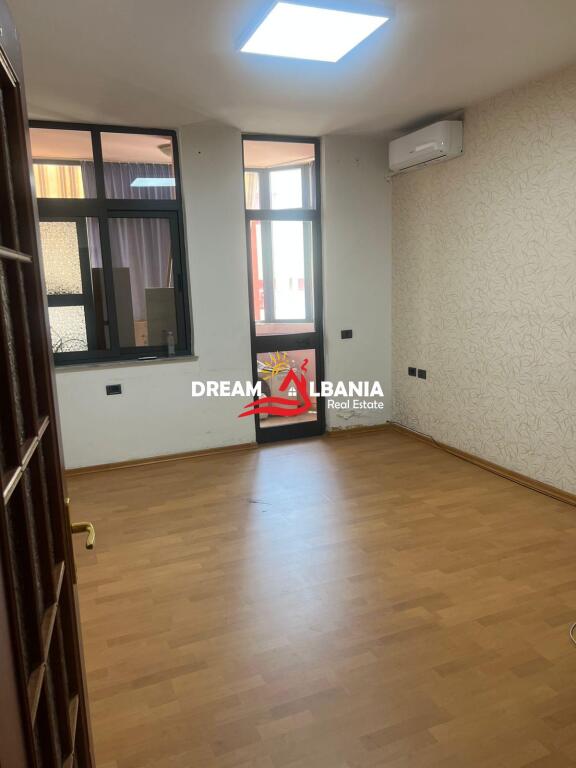 Ambjent bosh 3+1 me qera ne Qender prane Bulevardit Zogu i Pare (ID 4231263)