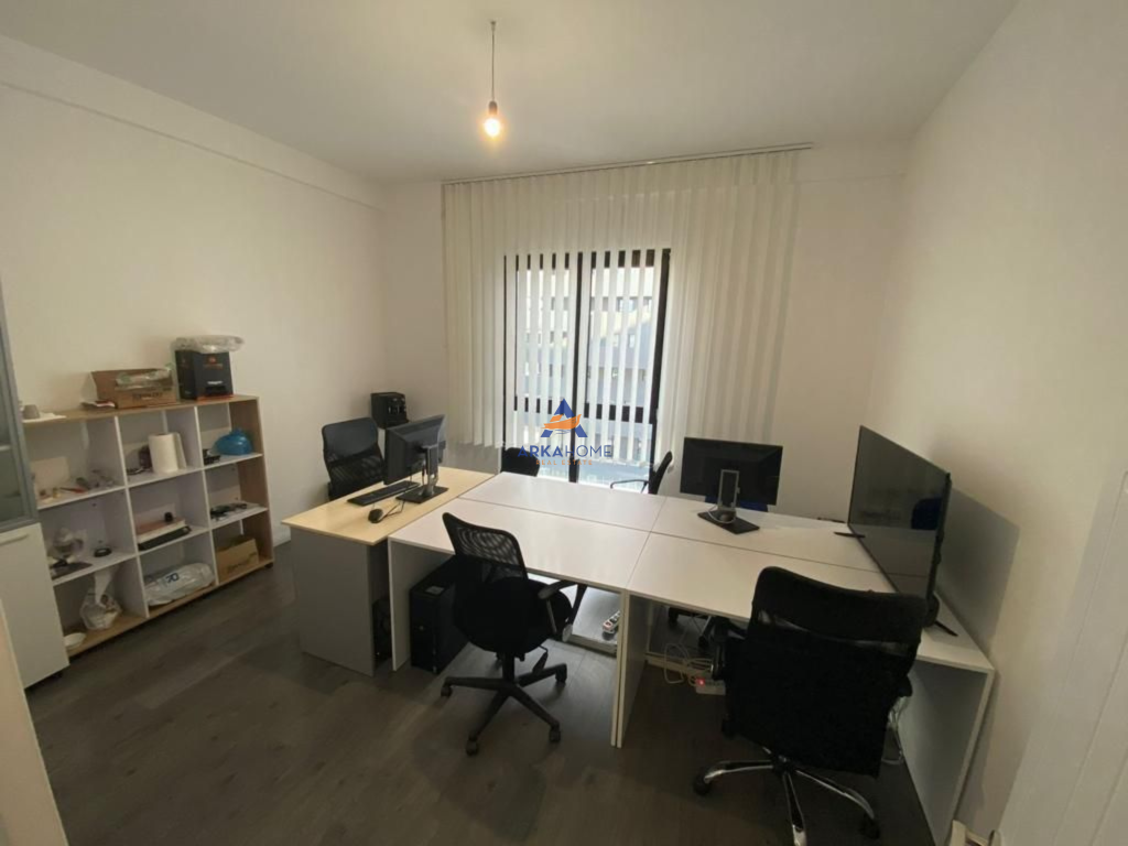 AFFITTASI UFFICIO 133M2 "SQUARE21" 950 EURO NETTI.