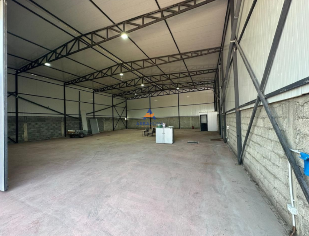 JEPET ME QERA KAPANON 350M2 "RRUGA E ZALLHERIT,BATHORE" 1300 EURO.