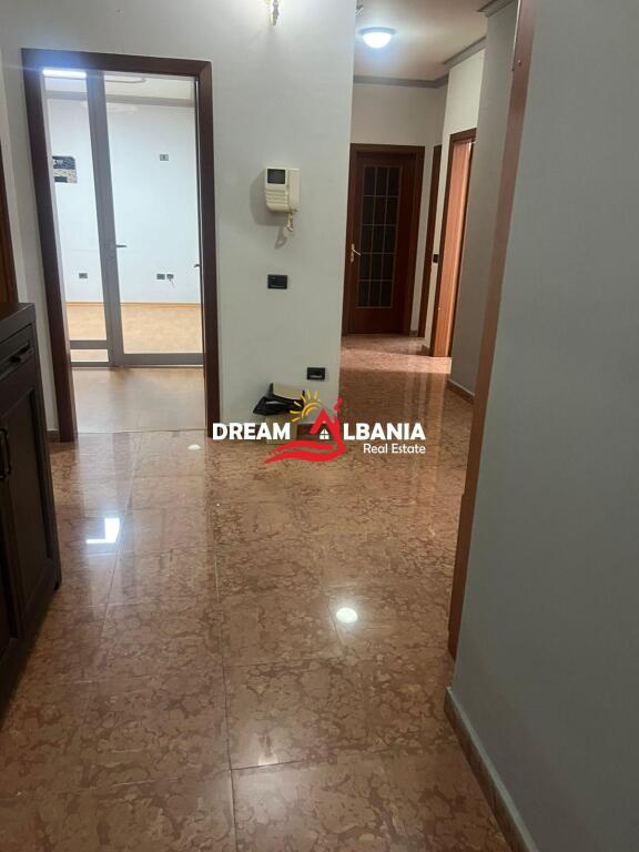 Ambjent bosh 3+1 me qera ne Qender prane Bulevardit Zogu i Pare (ID 4231263)