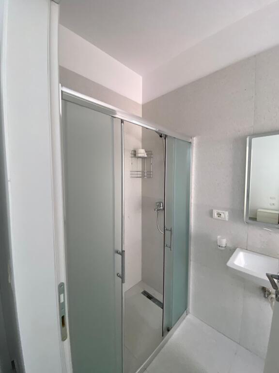 Jepet me qira apartament 2+1+2 – pranë Kompleksit Grand, zona Ish Tregu Elektrik, Tiranë