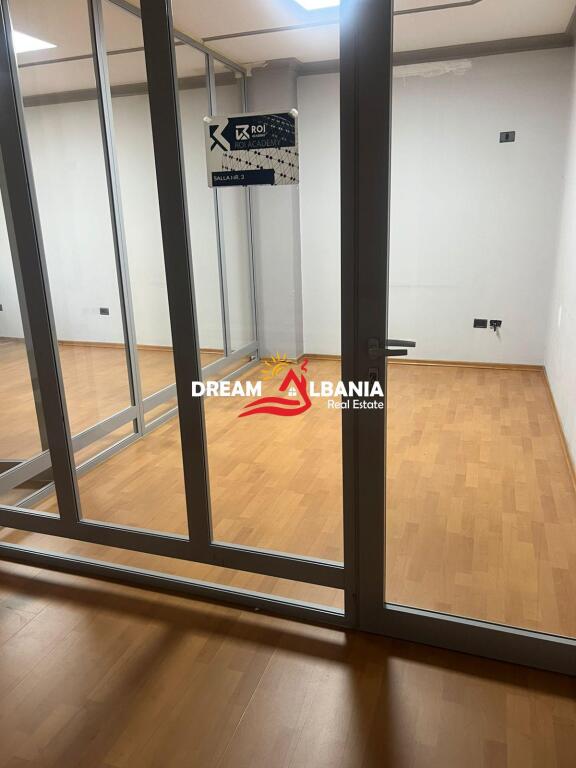 Ambjent bosh 3+1 me qera ne Qender prane Bulevardit Zogu i Pare (ID 4231263)