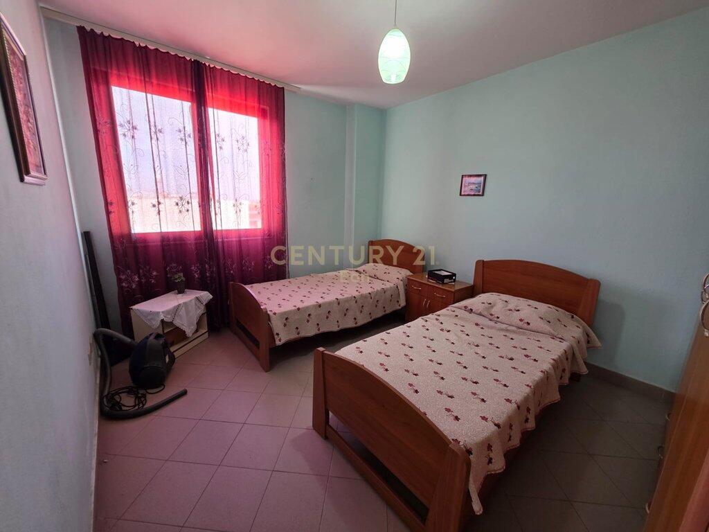 JEPET APARTAMENT 2+1 ME QIRA NE QENDER TE DURRESIT !!!