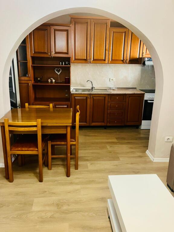 🏢Qyteti Studenti,prane Shkolles 9 -vjecare Bashkim Fino, jepet me qera kati i I-re i nje shtepie private1+1,i mobiluar.500€