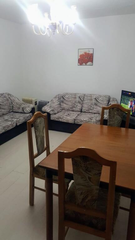(Senza agenzia - 0 commissioni) Tirana, appartamento in affitto 2+1+Angolo cottura+bagno con finestra, 4º piano, 45.000 Lek (Ali Demi)