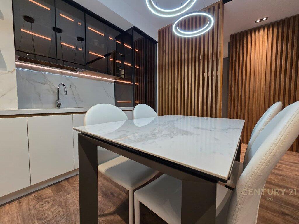 Shitet Apartament Premium 2+1 me Verandë në Qendër të Tiranës!