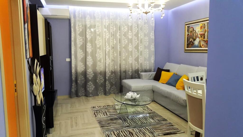 Rruga Ferit Xhajko,prane Ish Restorant Durresit ,jepet me qera apartament 1+1+garazhd,i mobiluar.  600 €