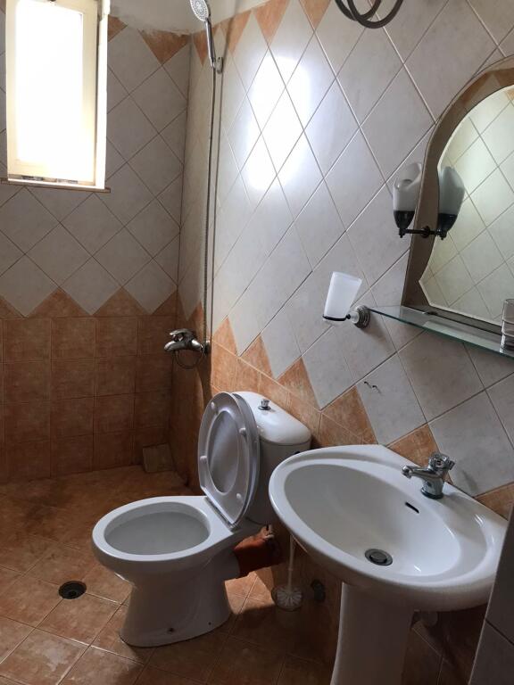 APARTAMENT 3+2 TUALETE+3 BALLKONE. 65000 LEKE.FAKULTETI I MJEKSIS