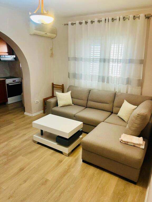 🏢Qyteti Studenti,prane Shkolles 9 -vjecare Bashkim Fino, jepet me qera kati i I-re i nje shtepie private1+1,i mobiluar.500€