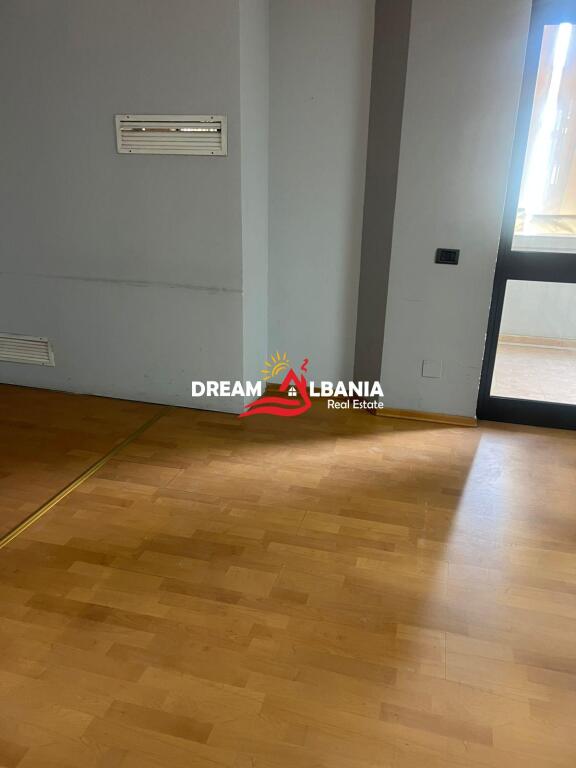 Ambjent bosh 3+1 me qera ne Qender prane Bulevardit Zogu i Pare (ID 4231263)