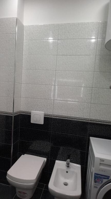 Rruga Ferit Xhajko,prane Ish Restorant Durresit ,jepet me qera apartament 1+1+garazhd,i mobiluar.  600 €