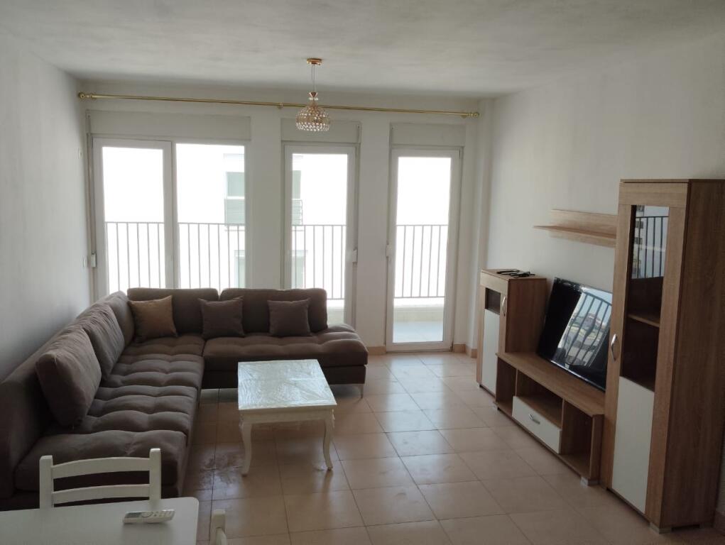 Rr “5-Maj”, jepet me qira apartament 2+1! 450 Euro