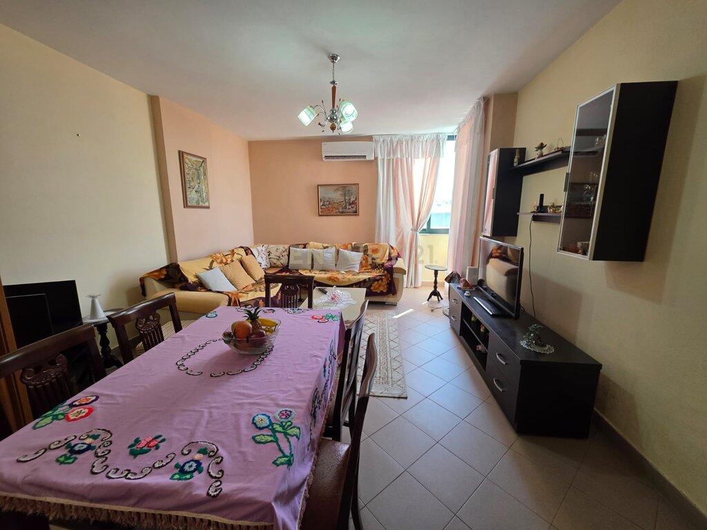 JEPET APARTAMENT 2+1 ME QIRA NE QENDER TE DURRESIT !!!