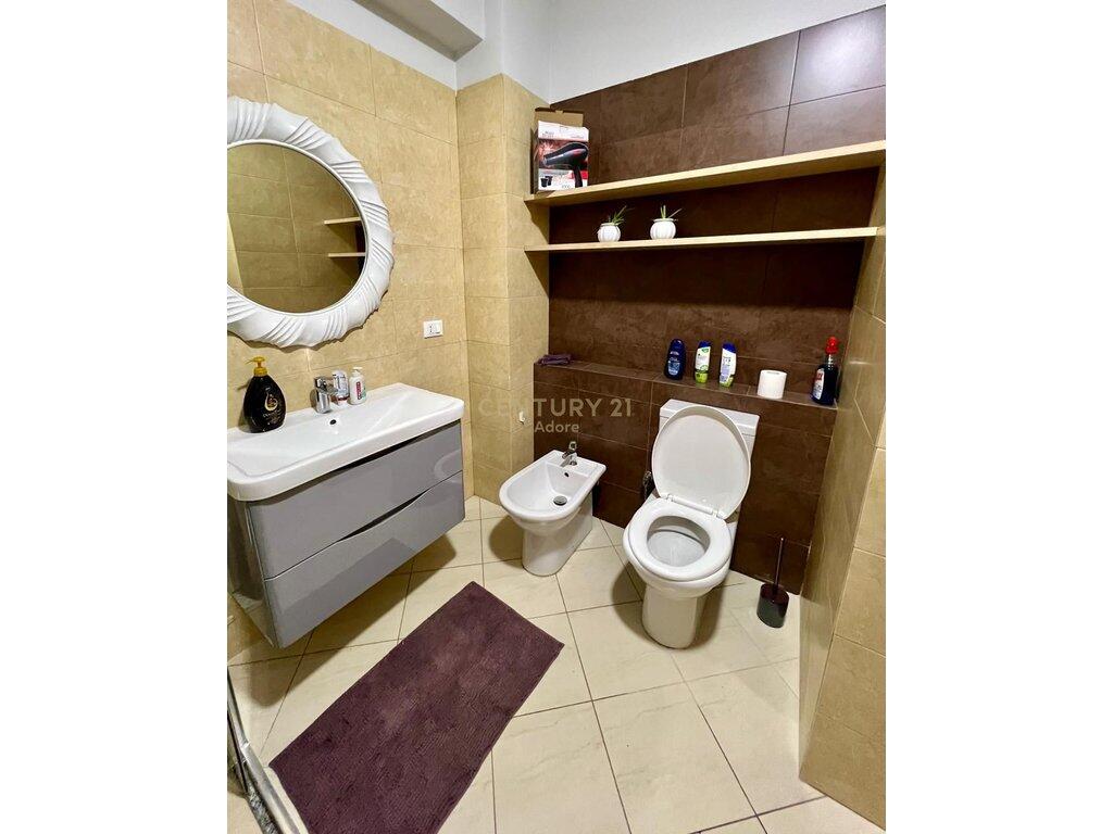 Jepet me qira apartament 2+1 + post parkimi tek kompleksi Delijorgji – Jetesë komode në një nga zonat më të preferuara të Tiranës!