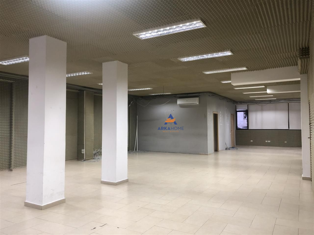 JEPET ME QERA ZYRE 350M2 "RRUGA PJETER BUDI" 3000 EURO NETO.