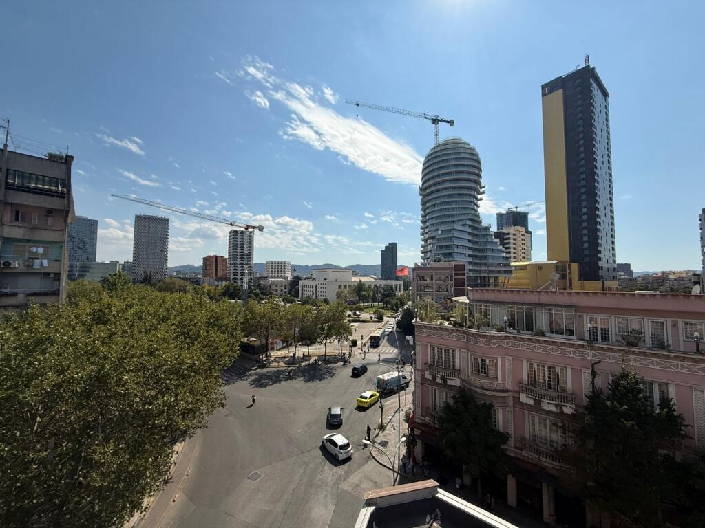 Apartament 2+1+2 per qira ne qender me pamje nga sheshi