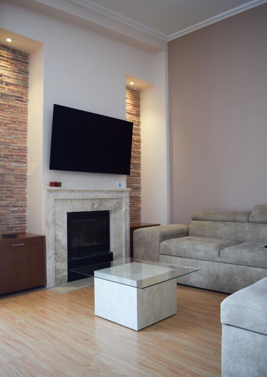 Tek Liqeni i Thate, Jepet Me Qira Apartament 2+1+2 Me Mobilim Modern! 900€/muaj Qira