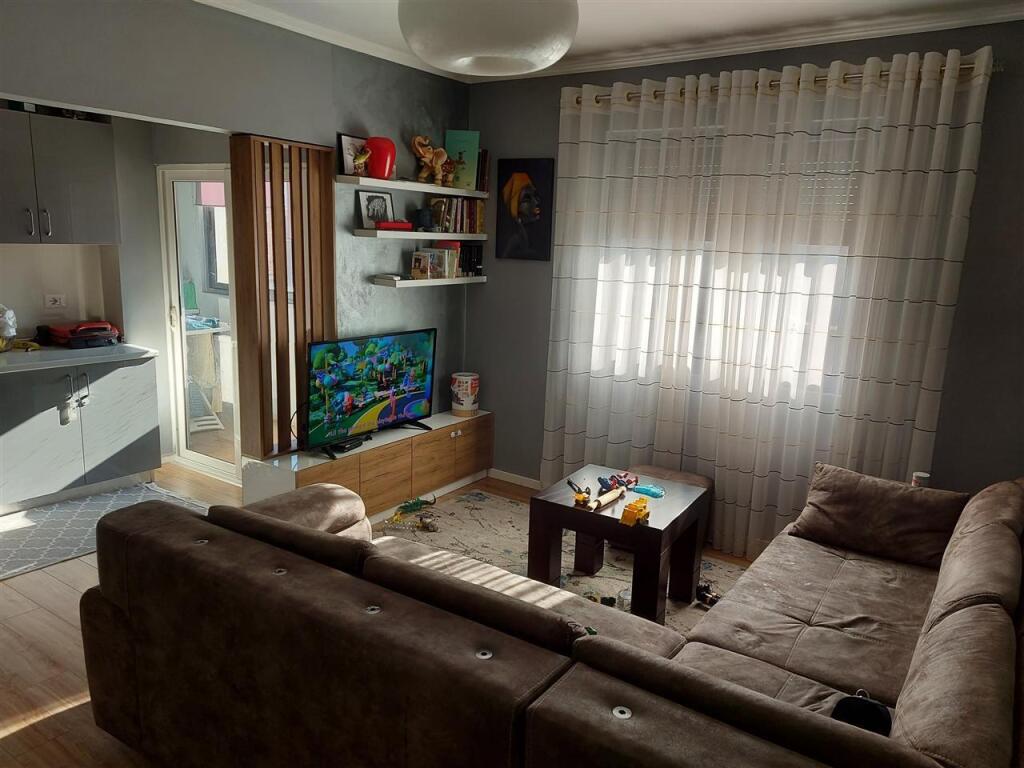 Rr. Kongresi i Manastirit,perballe Urgjences se Pediatrise jepet me qera apartament 2+1,i mobiluar.50,000Leke