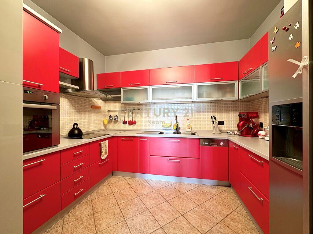 Affittasi appartamento 2+1 + 2 bagni + deposito – Viale Zogu i Parë, Tirana