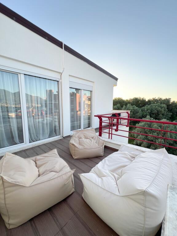 Tek Liqeni i Thate, Jepet Me Qira Apartament 2+1+2 Me Mobilim Modern! 900€/muaj Qira