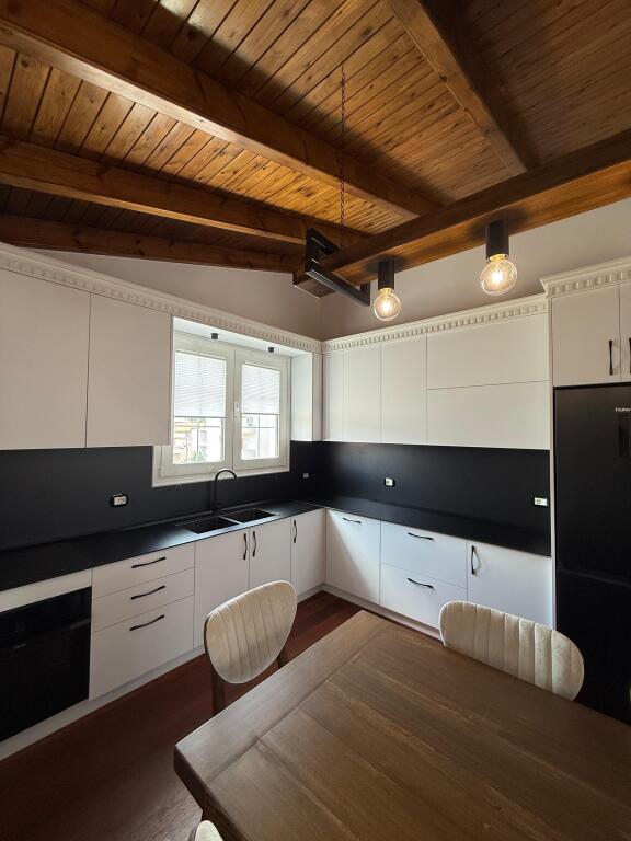 Apartament 2+1, Selite  Qira Mujore750 €