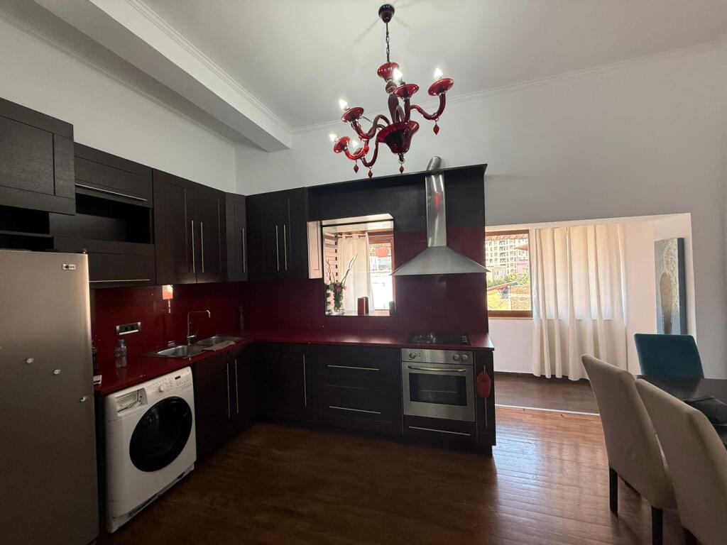 Apartament 2+1+2 per qira ne qender me pamje nga sheshi