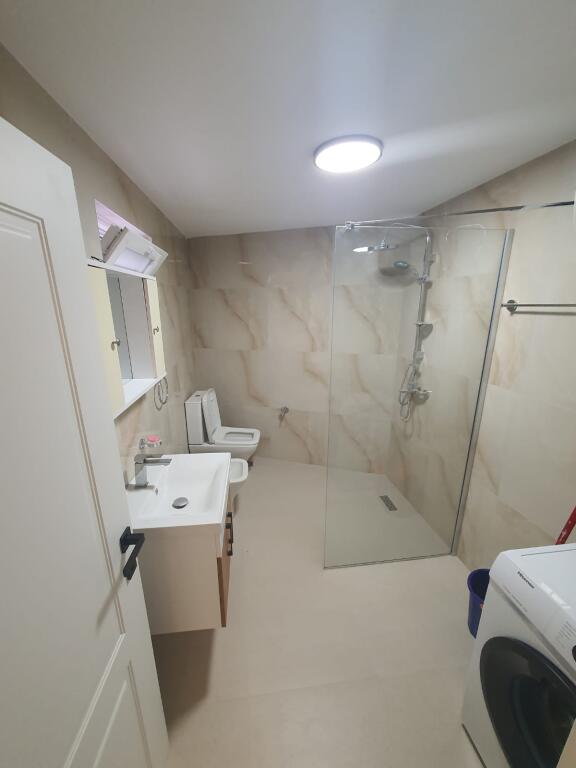 Affittasi casa privata 1+1 con cortile e parcheggio a Mjull Bathore