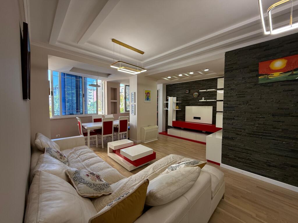 🏠 Shitet Apartament 1+1 – Pranë Kodrës së Diellit 📐 Sipërfaqe Bruto 76.45 m² dhe Neto 63 m2 🏢 Kati: 2 (me ashensor) 🛋️ I mobiluar në mënyrë cilësore 🏢 Pallat i ri 🌅 Orientimi: Lindje 💳 Mundësi shitje me kredi  💰 Çmimi: 140 milion leke