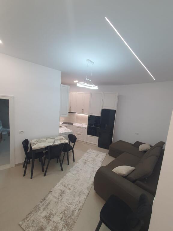 Affittasi casa privata 1+1 con cortile e parcheggio a Mjull Bathore