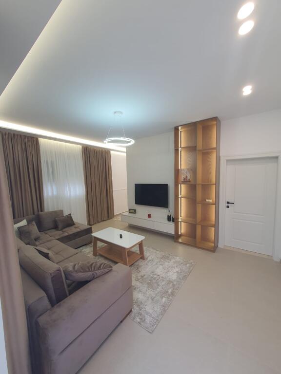 Affittasi casa privata 1+1 con cortile e parcheggio a Mjull Bathore