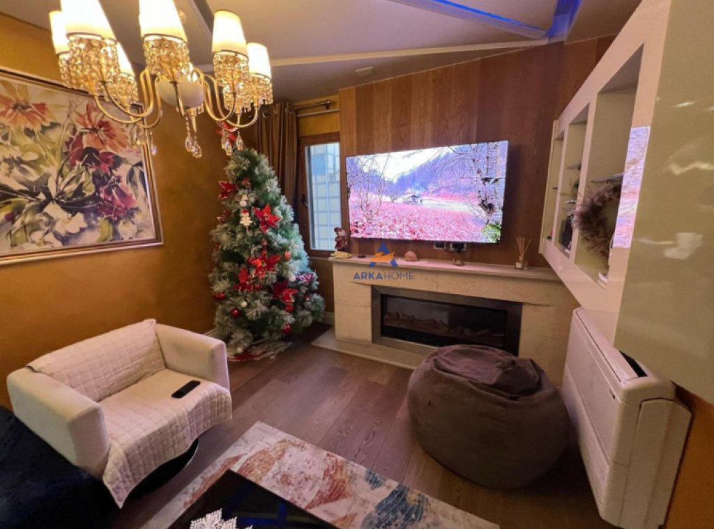 JEPET ME QERA APARTAMENT 3+1+BALLKON "UNAZA E RE" 750 EURO ( I DISKUTUSHEM).