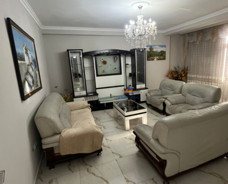 AFFITTASI APPARTAMENTO 4+1+2+BALCONE "VIA ISUF ELEZI, SELITE" 800 EURO.