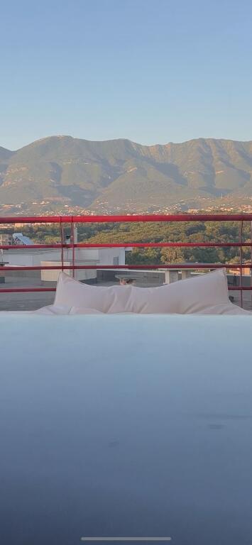 Tek Liqeni i Thate, Jepet Me Qira Apartament 2+1+2 Me Mobilim Modern! 900€/muaj Qira