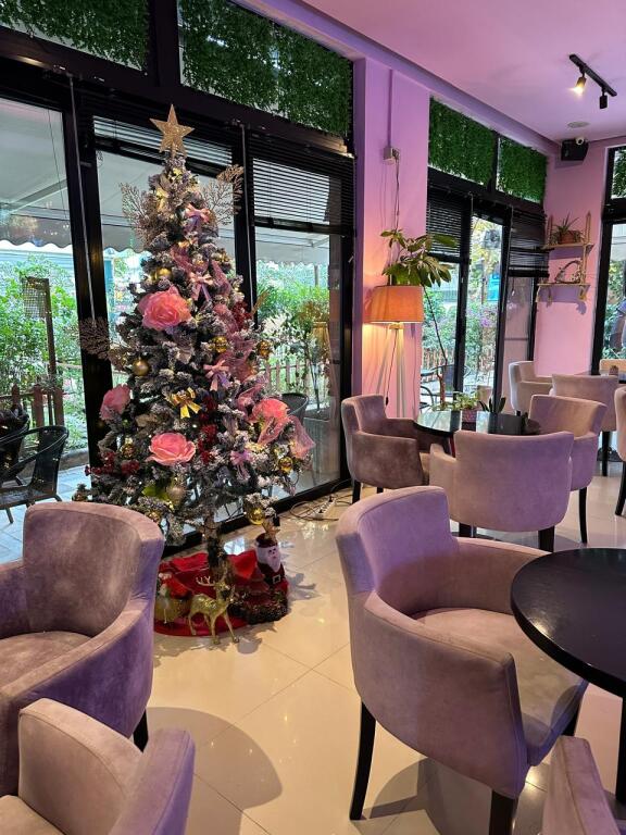 🍹 Jepet me Qira Lokal  📍 5 Maj 🏢 Sipërfaqe të brendshme: 65 m² 🌿 Verandë: 50 m² 🍽️ Kapacitet: 20 tavolina gjithsej 🏠 Kati: 0 (në gjendje pune)  💶 Çmimi: 700 € / muaj  ✅ Gati për biznes – funksional dhe i kompletuar!