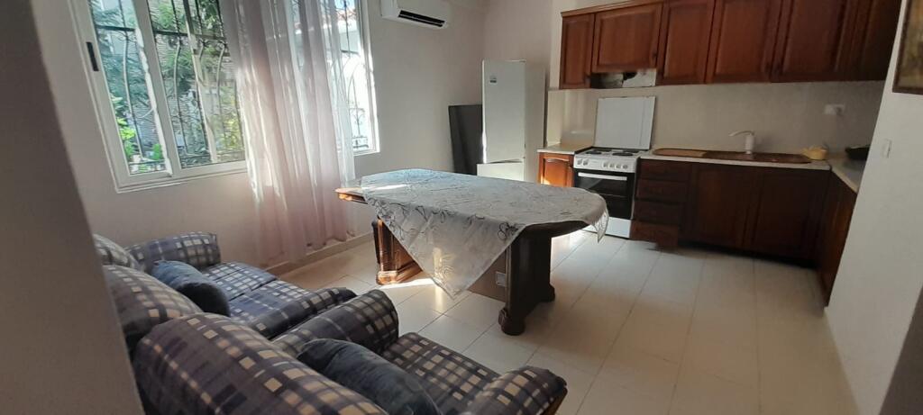 Ne zonen e Varrit Bamit,Rr.Zihni Sako jepet me qera apartament 2+1,i mobiluar 50,000Leke
