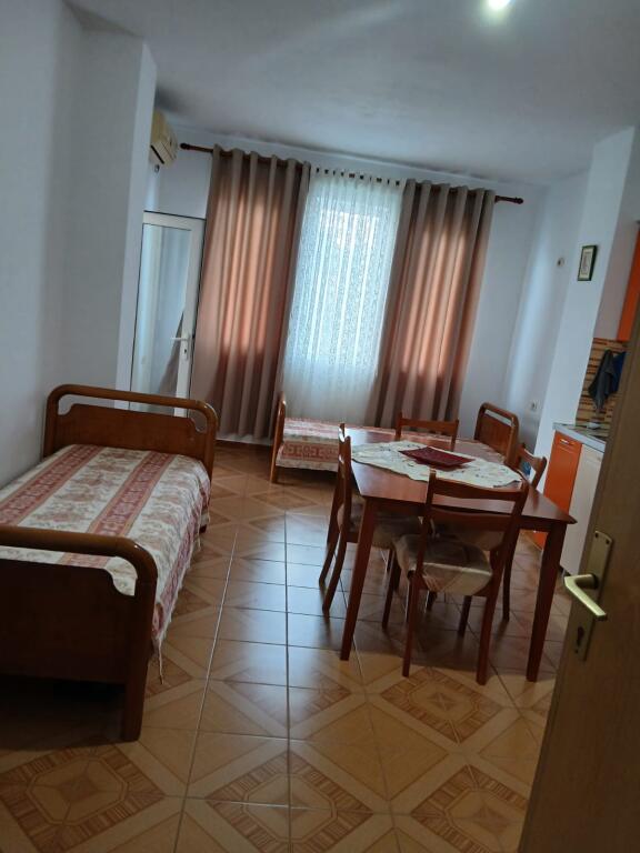 Shitet Apartament ne plazh